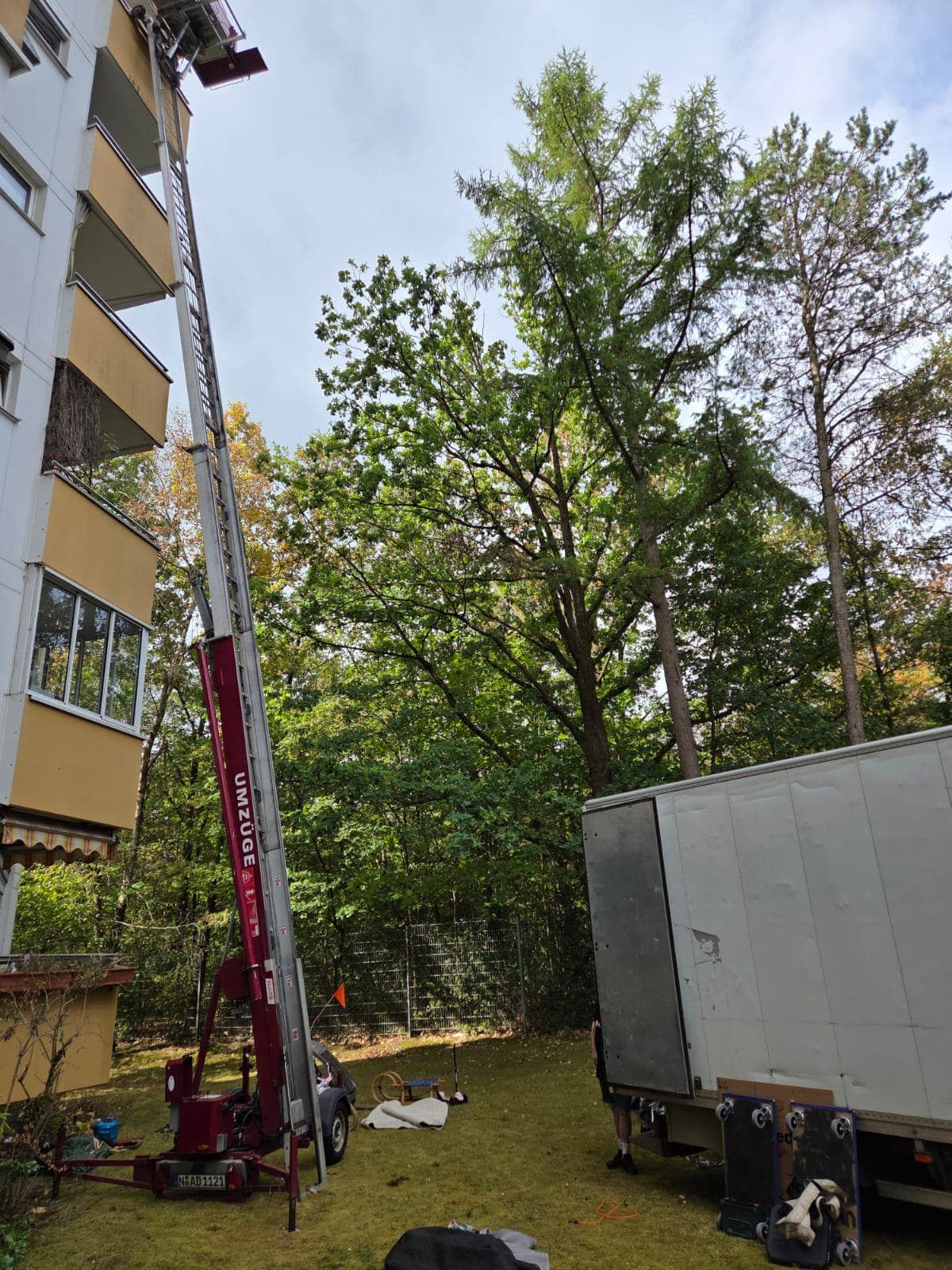 Möbellift an einem Wohnhaus in der Metropolregion Nürnberg