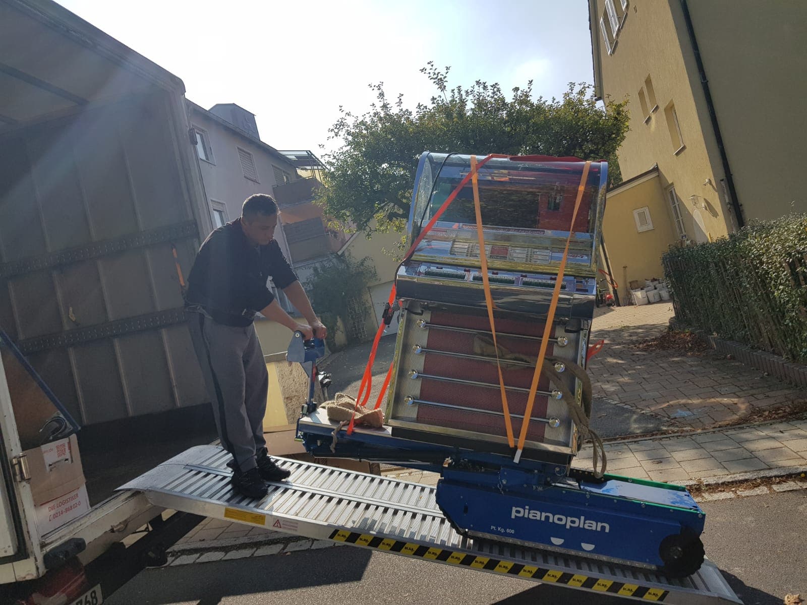 Möbelpacker-Team von Umzüge Rau bei der Arbeit