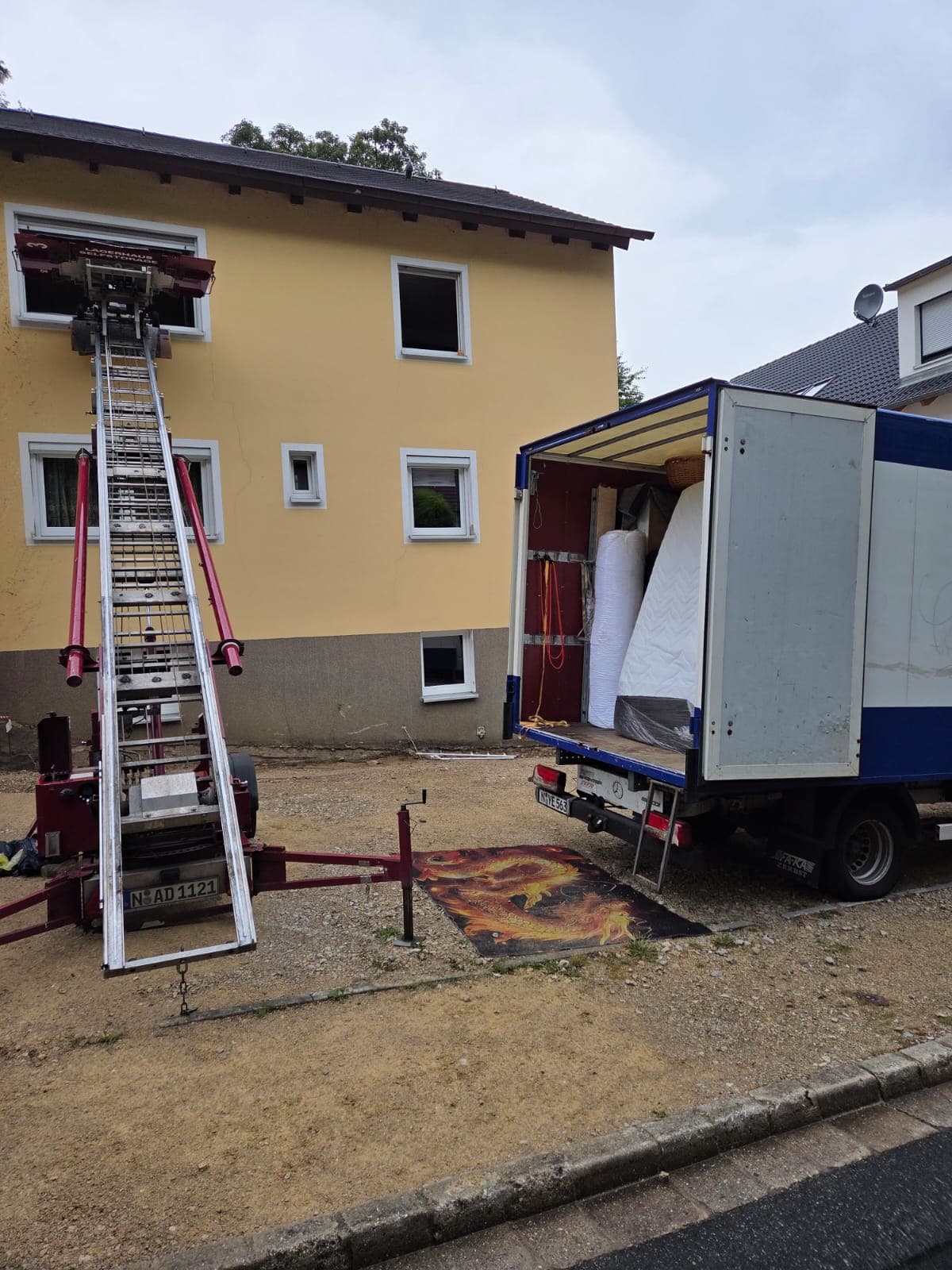 Umzugswagen von Umzüge Rau beim Beladen